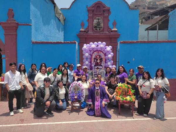 Zu sehen ist ein Gruppenfoto von Gemeindemitgliedern aus unserer Partnergemeinde in Peru. In der Mitte Padre Emerson mit einem blumengeschmückten Andachtsbild